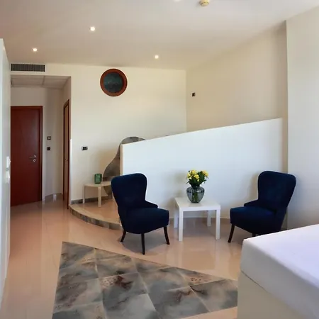 Piccadilly Restaurant And 3*